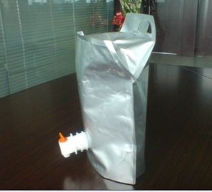 Le sac réutilisable de papier d'aluminium tiennent la poche avec le bec pour le support de vin vers le haut des sacs de BAVOIR avec la broche