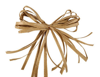 Le papier de paquet de cadeau pretied le lien d'arc de ruban de raphia et l'oeuf de paquet pour le paquet dans le sac d'opp