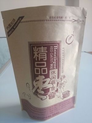 Les fruits secs de papier d'emballage tiennent la poche